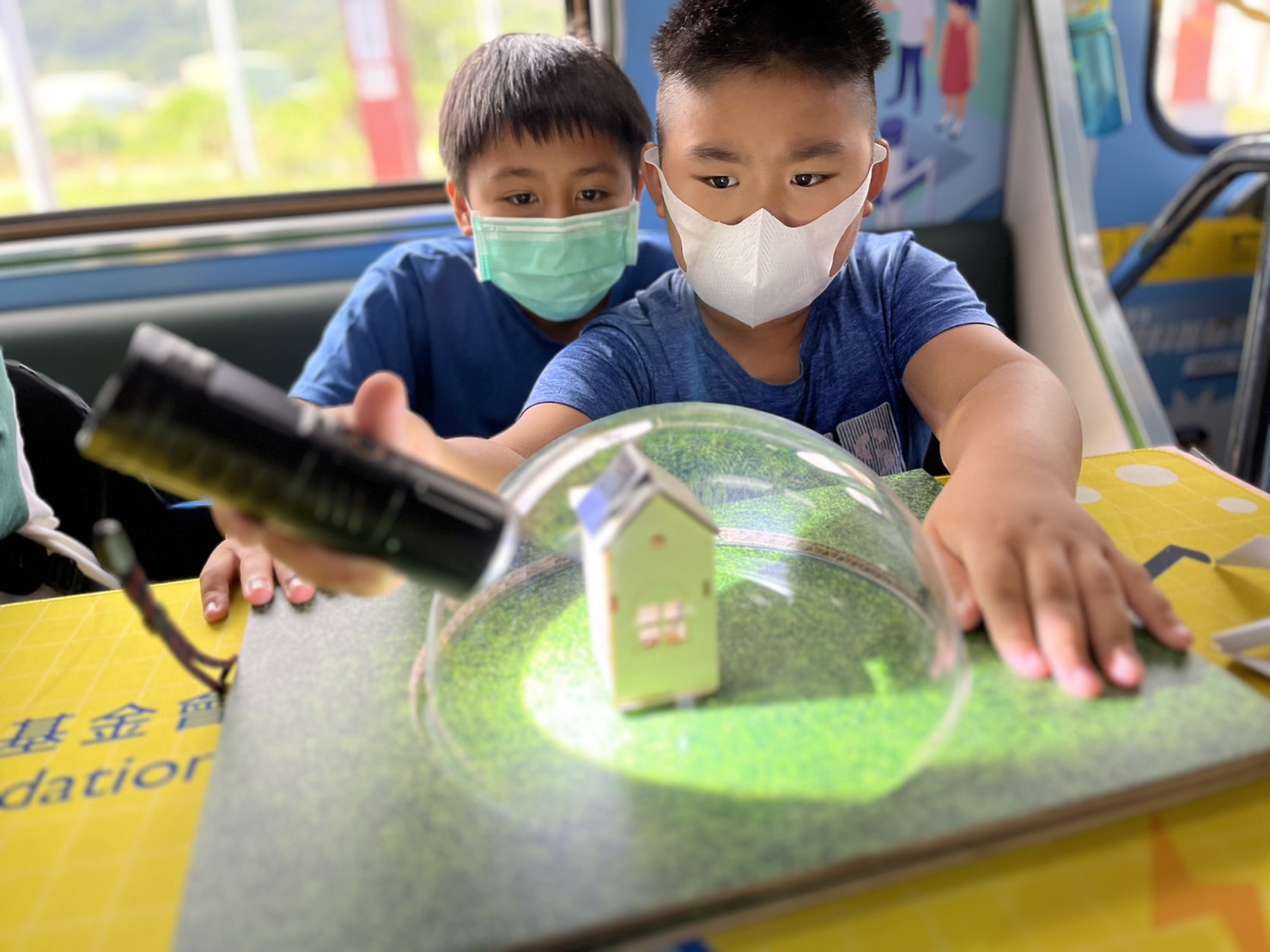 利博參與基礎科學主題車廂，以STEAM教學精神，設計「逐日科學家」、「太陽能工程師」以及「淨零建築師」三大能源科普課程和實驗