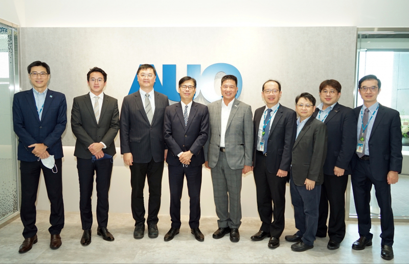 利博光電前進亞灣成立「AUO解決方案研發中心」，作為多元場域解決方案研發及試驗場域（圖中左為高雄市長陳其邁、圖中右為利博光電董事長彭双浪）