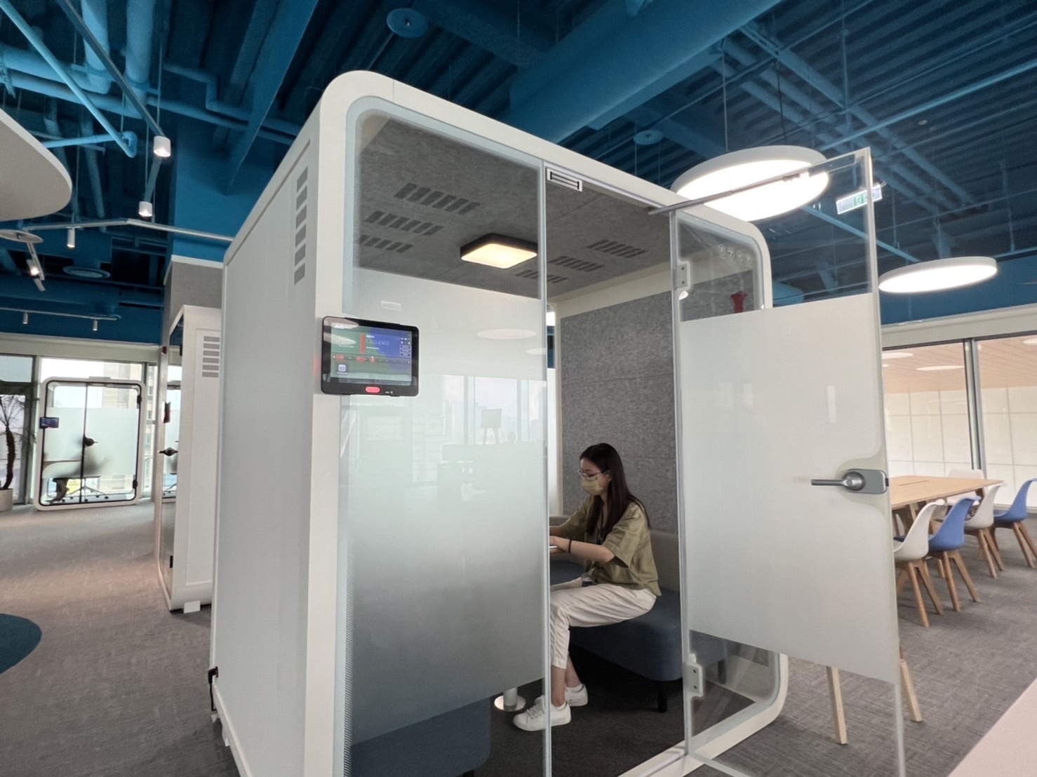 利博高雄據點的智慧行動辦公艙，展現利博在面板以外的研發應用軟實力