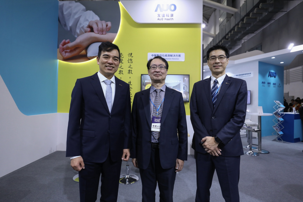 首次於醫療科技展亮相的利博耘康，捐贈數位化檢測設備與研究經費，協助衛福部國家中醫藥研究所打造中醫大數據資料庫。圖由左至右為利博光電執行長暨總經理柯富仁、衛福部國家中醫藥研究所所長蘇奕彰、利博光電智慧醫療事業群總經理廖世宏